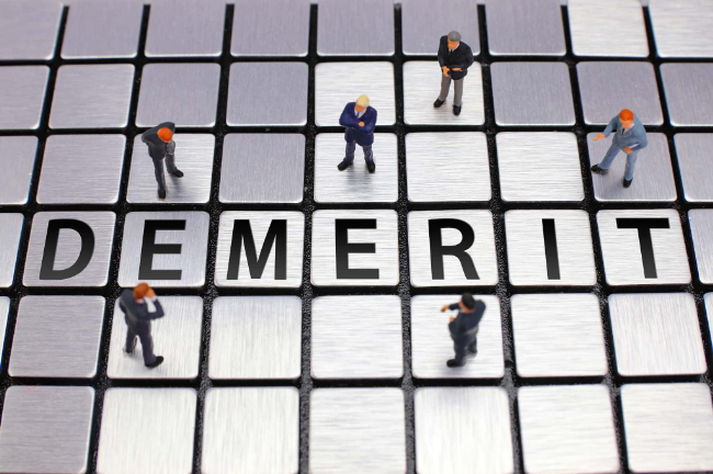 インビザライン・ファーストのデメリットを説明するイメージ