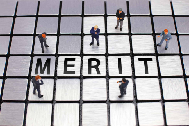 インビザライン・ファーストのメリットを説明するイメージ