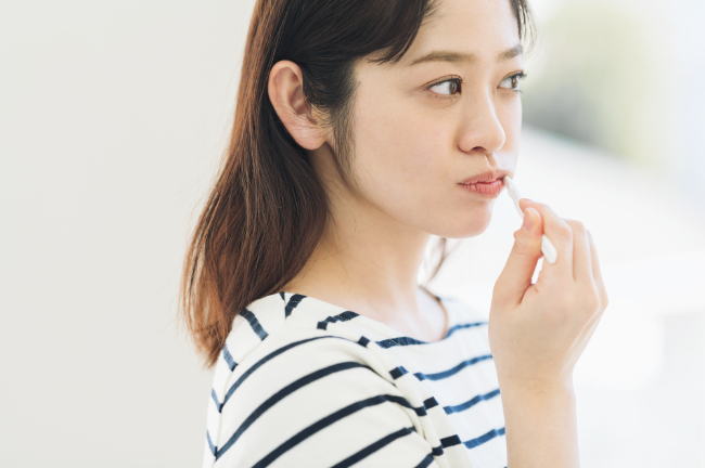 親知らず周囲を丁寧に磨く女性