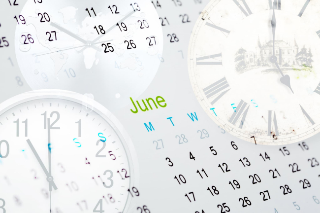 インビザライン・ファーストの治療期間を示す時計とカレンダー