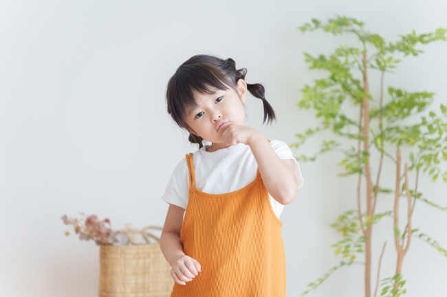 子どもの受け口は何歳から治療を始めるのか考える女の子