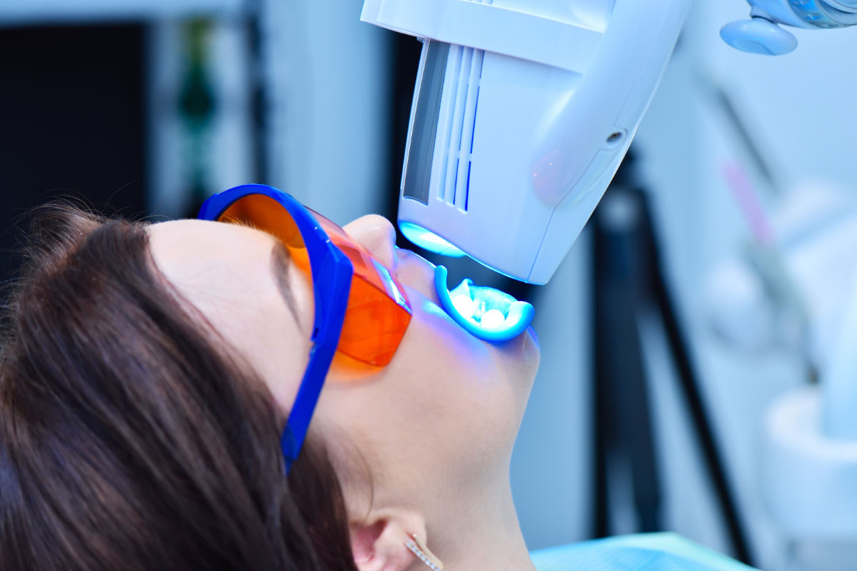 ホワイトニング治療を受けている女性