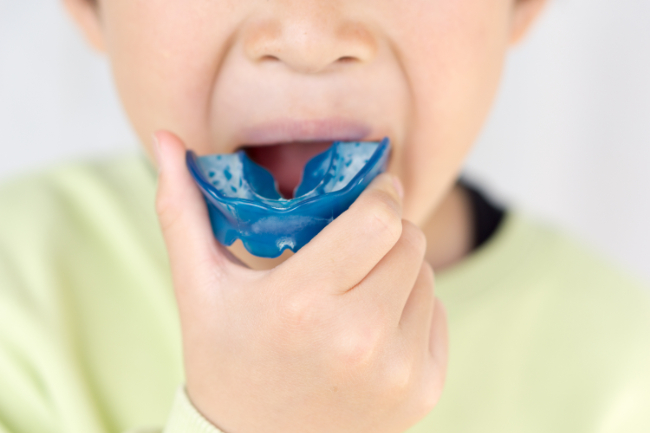 マイオブレースで歯の矯正をしている男の子
