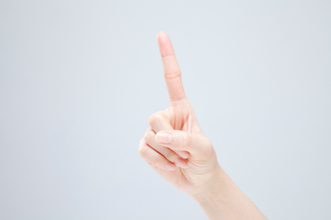 根管治療の費用に影響する要素を伝える様子