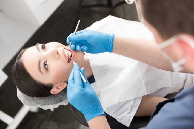 歯科医院で治療を受ける女性