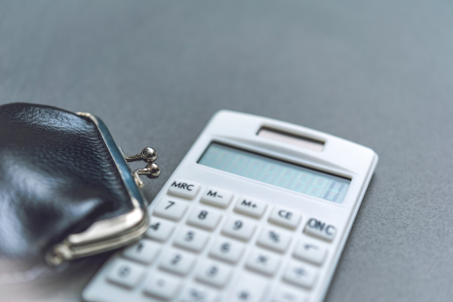 根管治療の費用を払うイメージ