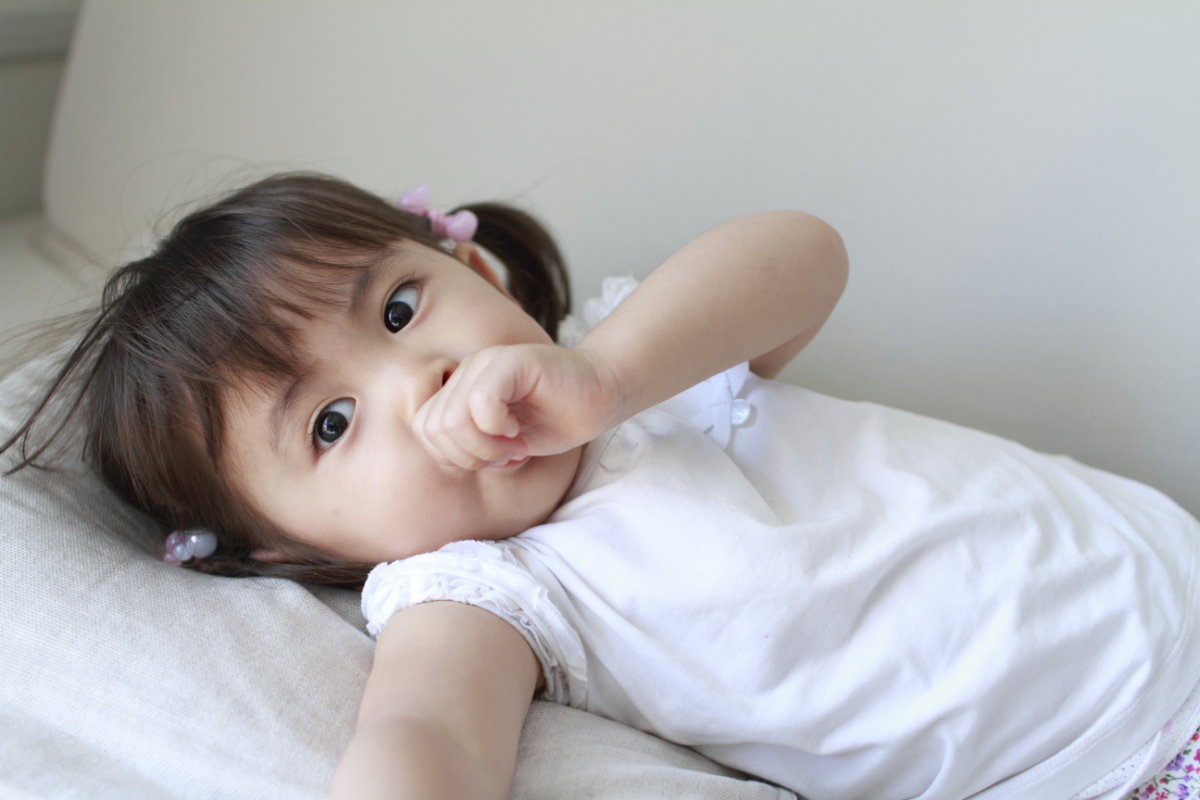 出っ歯になる原因である指しゃぶりをしている子ども