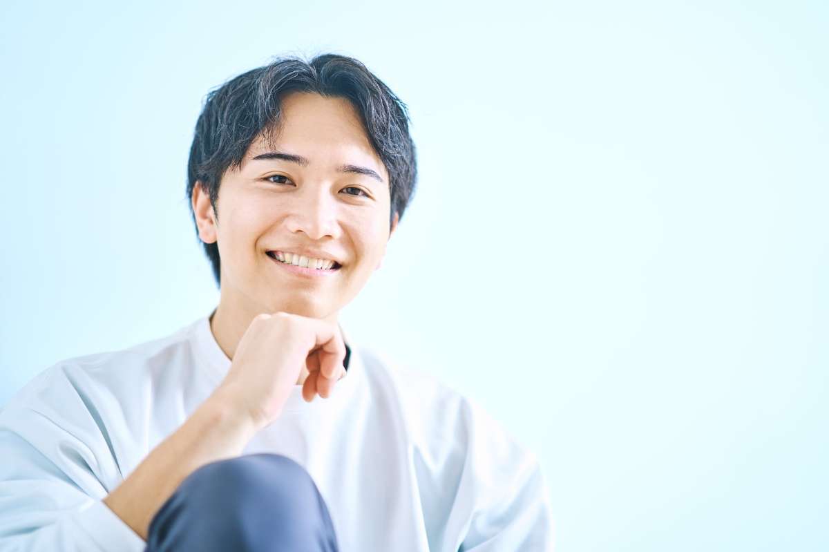 歯ぎしりが改善し満足して微笑む男性