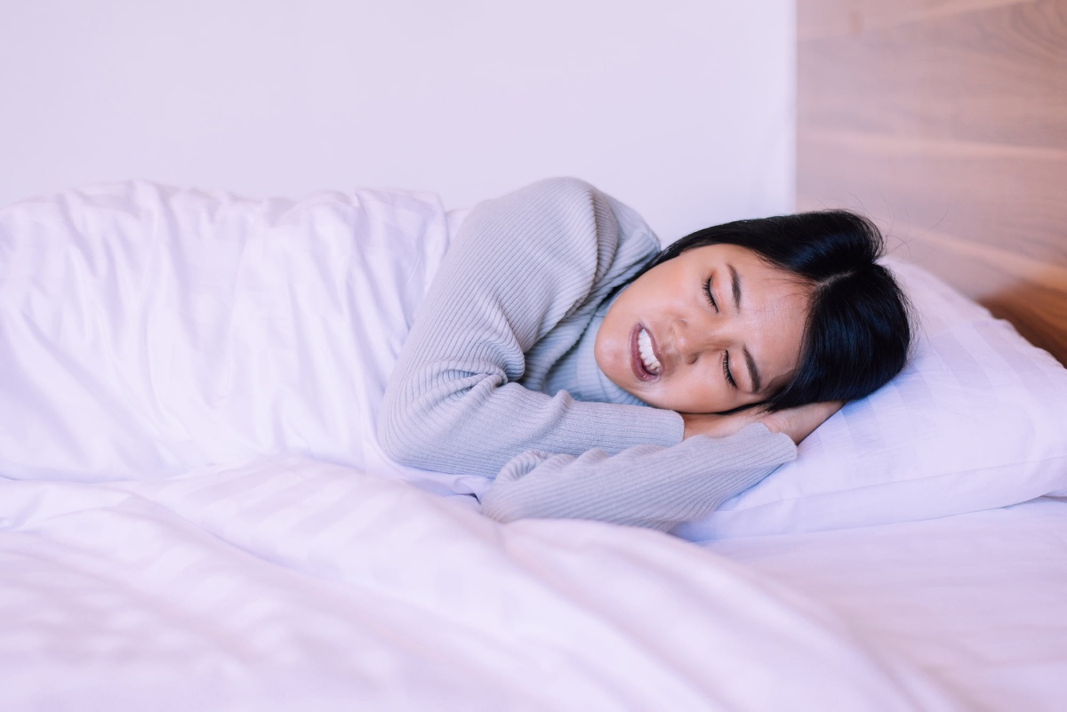 歯ぎしりをしながら眠る女性