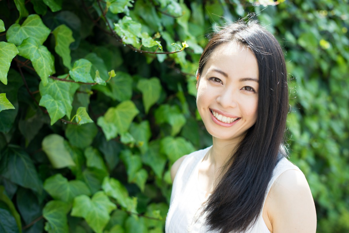 食事に気を付けて健康な口内環境を維持している笑顔の女性