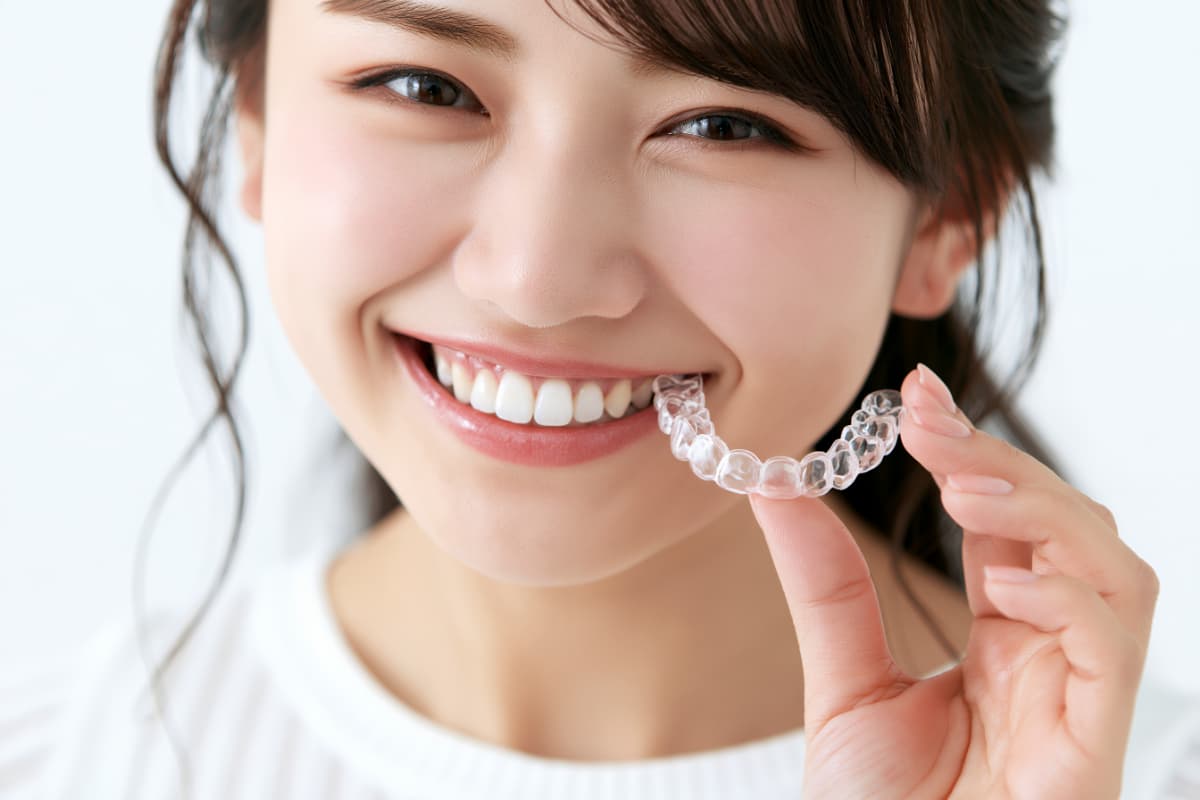 マウスピース矯正を始めた笑顔の女性