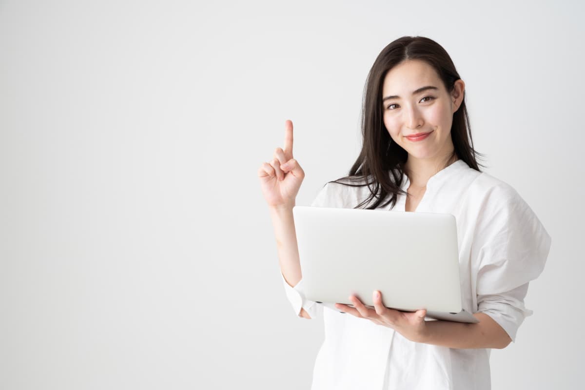 後悔しない矯正歯科の選び方を紹介する女性